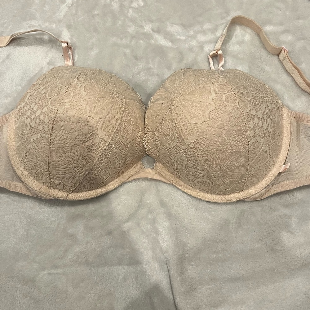 Victoria's Secret Lace Underwire Bra in Beige